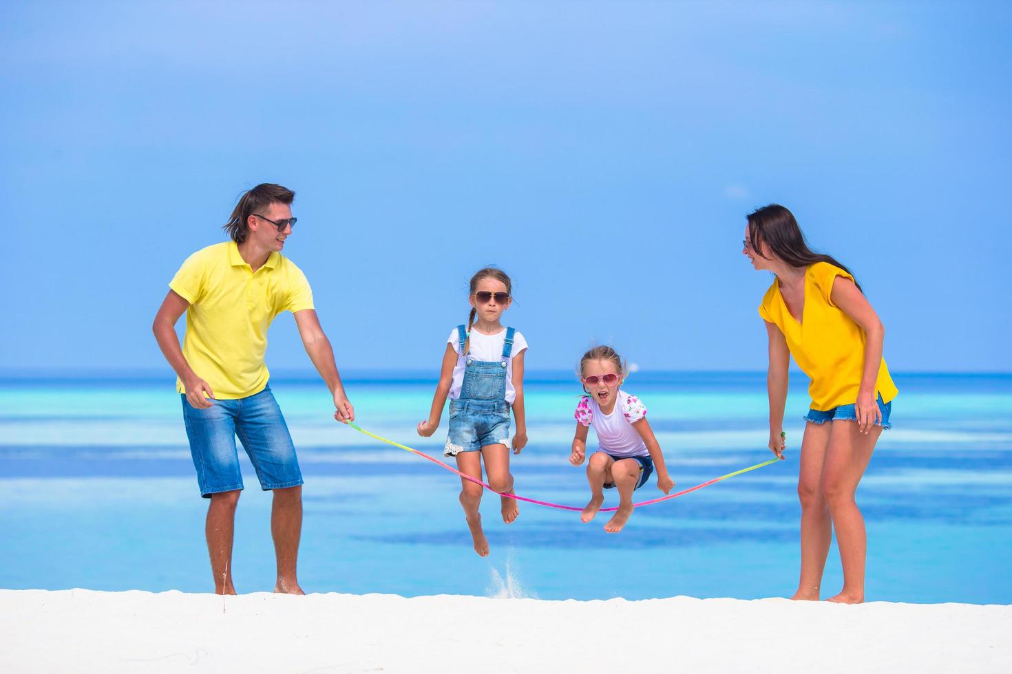 familj hopprep på en strand foto