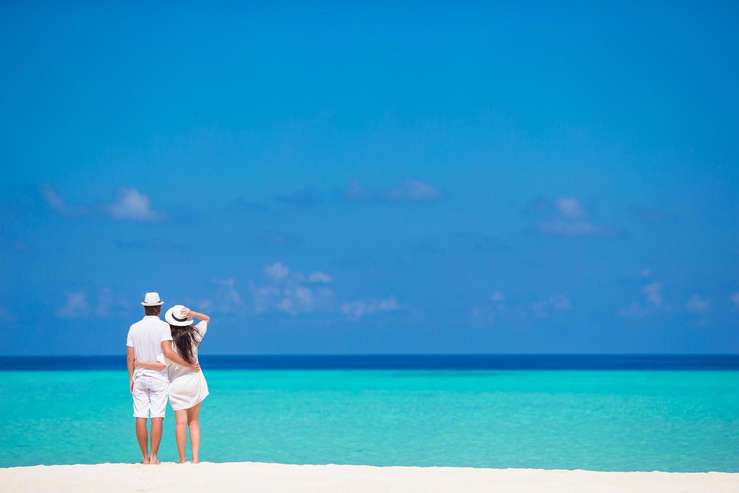 par som tittar på havet under dagen foto