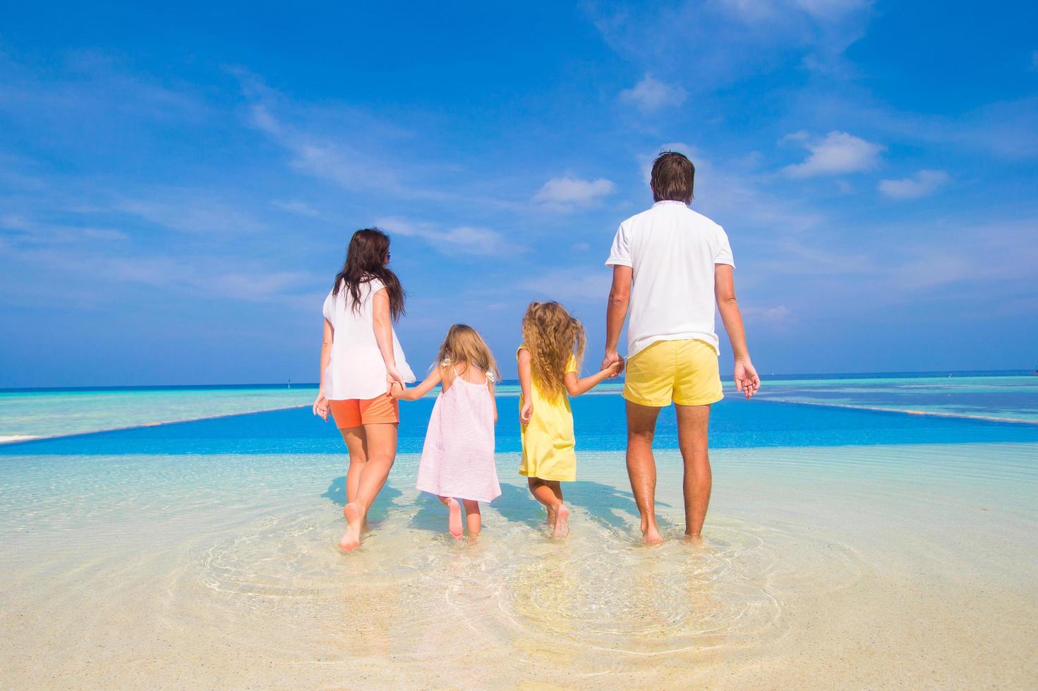 familj på en strand under sommarsemester foto