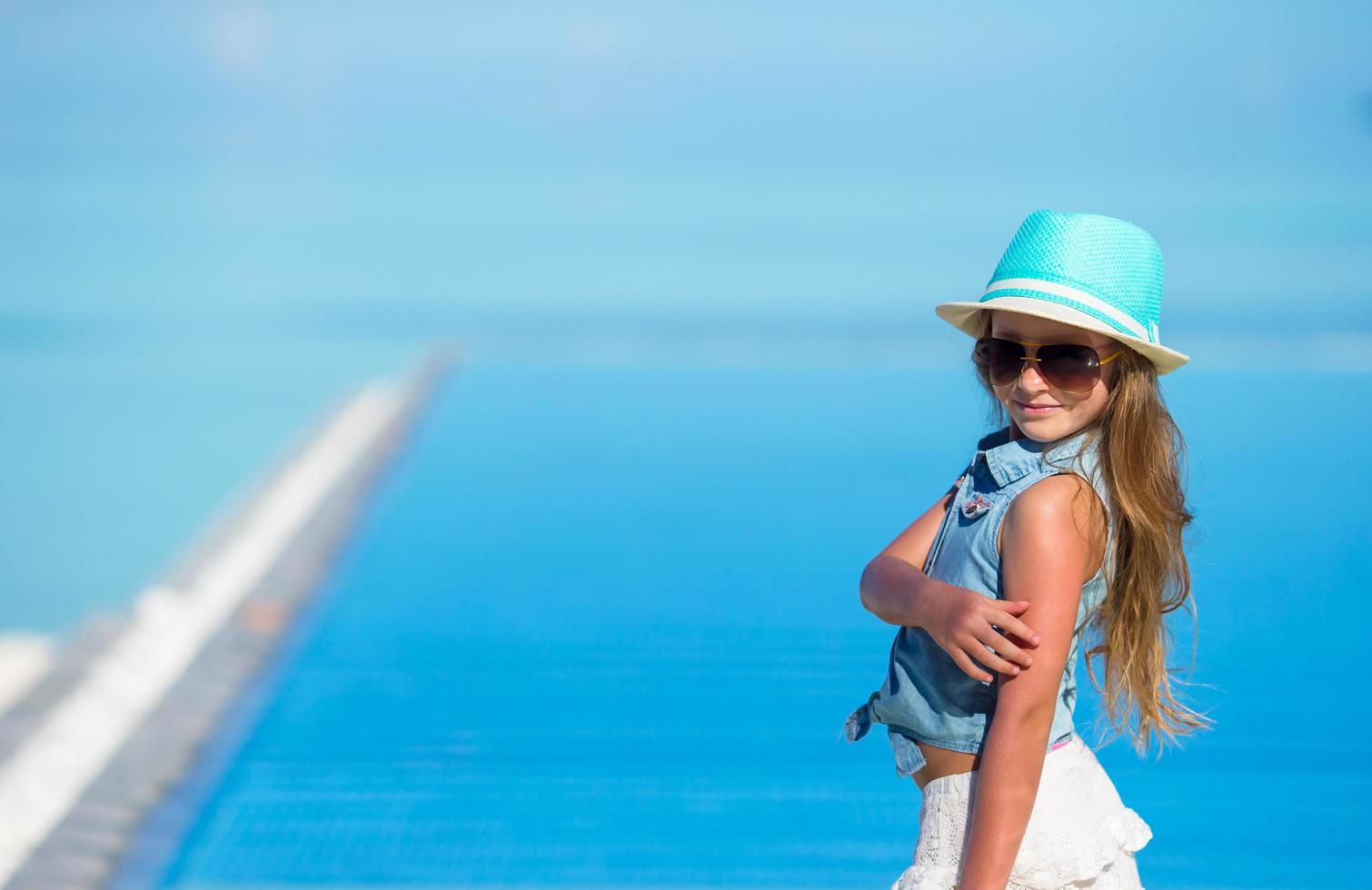 flicka i en hatt på en strand foto