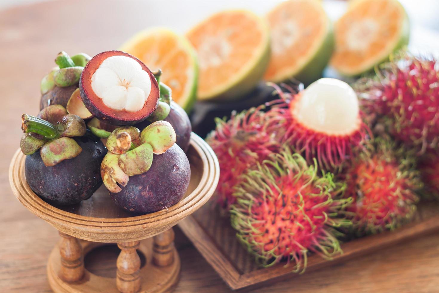 tropisk frukt på ett bord foto