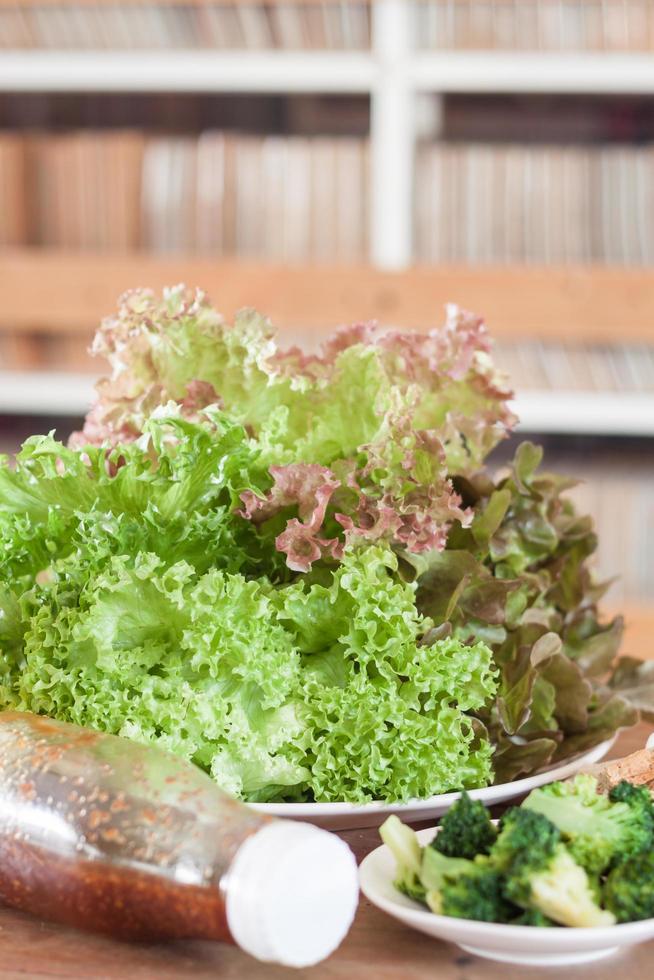 grön sallad och broccoli foto