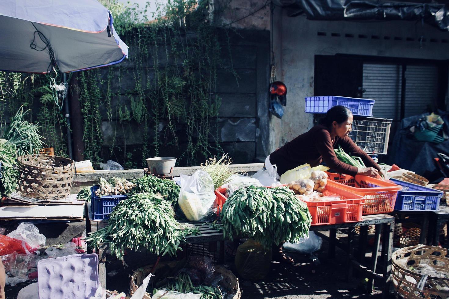 badung bali januari 13 2023 Foto av en säljare väntar för någon till köpa hans varor på pasar kumbasari badung