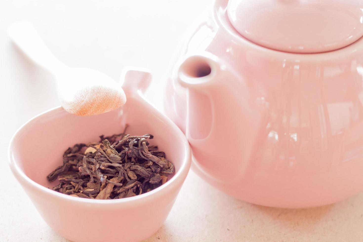 oolong te i en keramisk kopp med en burk och träsked foto