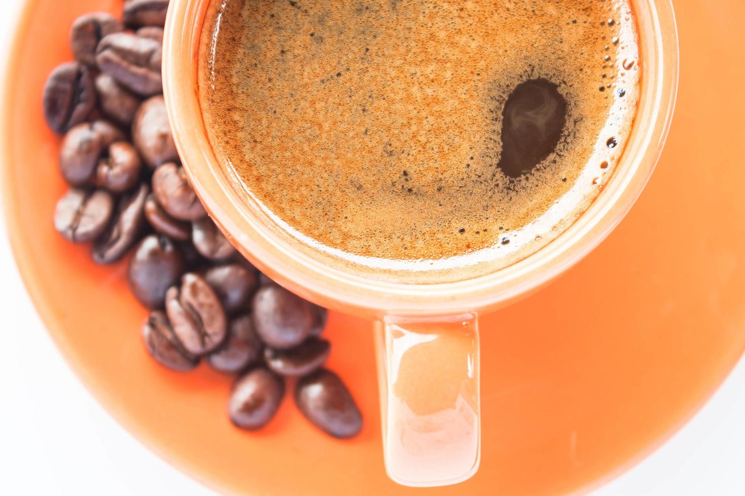 espressoskott och rostat kaffe som isoleras på en vit bakgrund foto