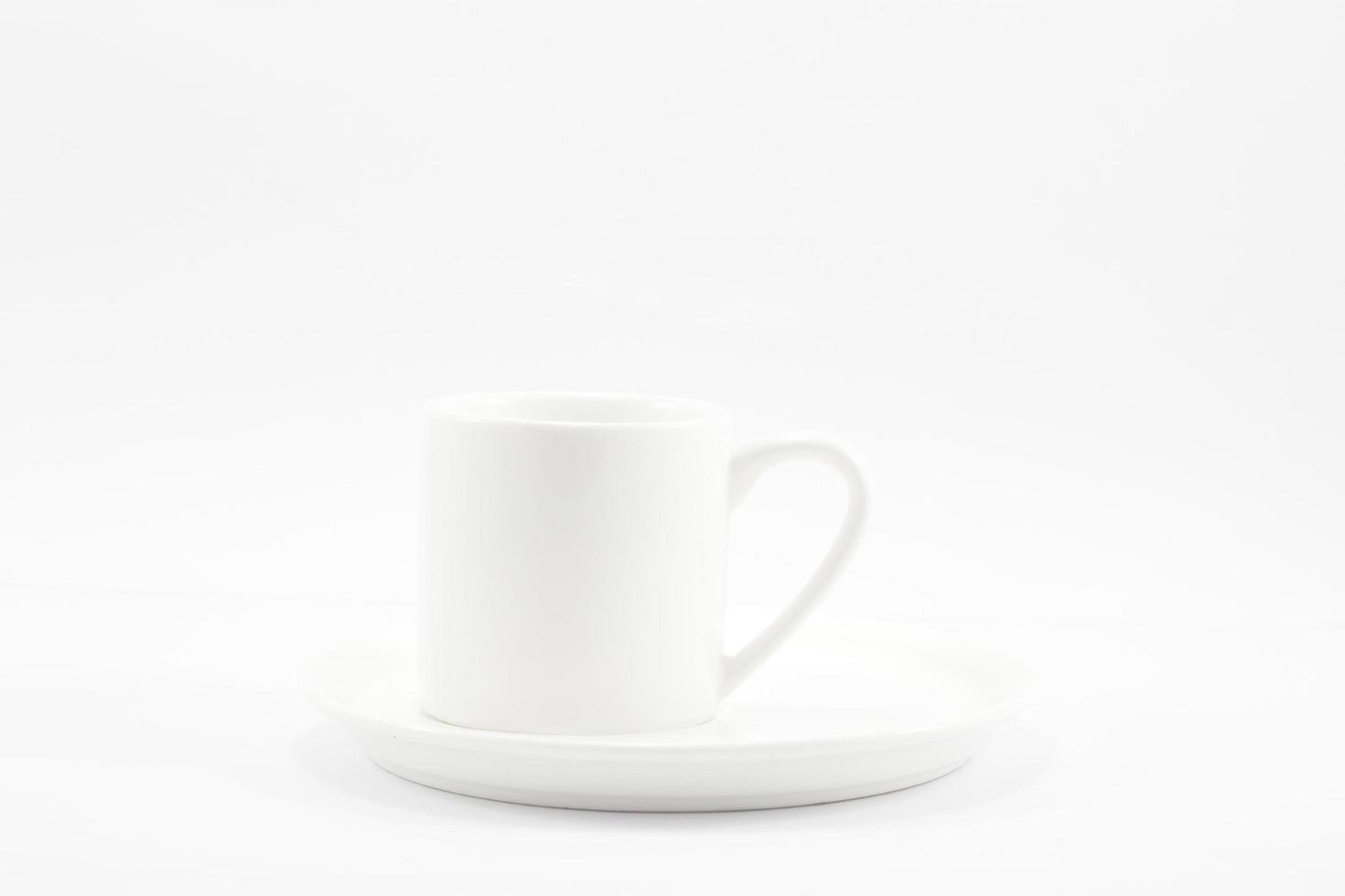 vit kaffekopp på en vit bakgrund foto