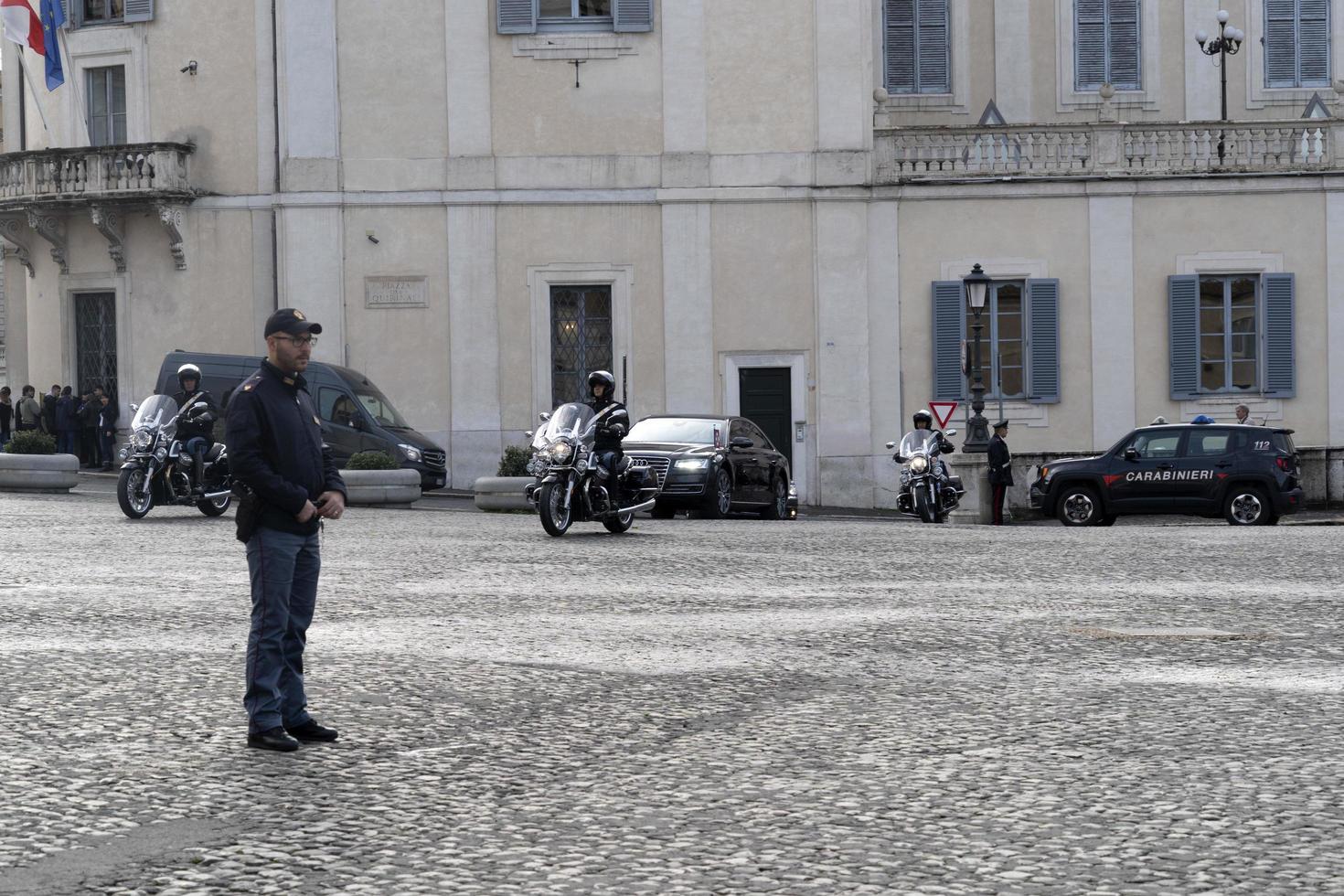 rom, Italien. november 22 2019 - president sergio mattarella anländer på quirinale byggnad foto