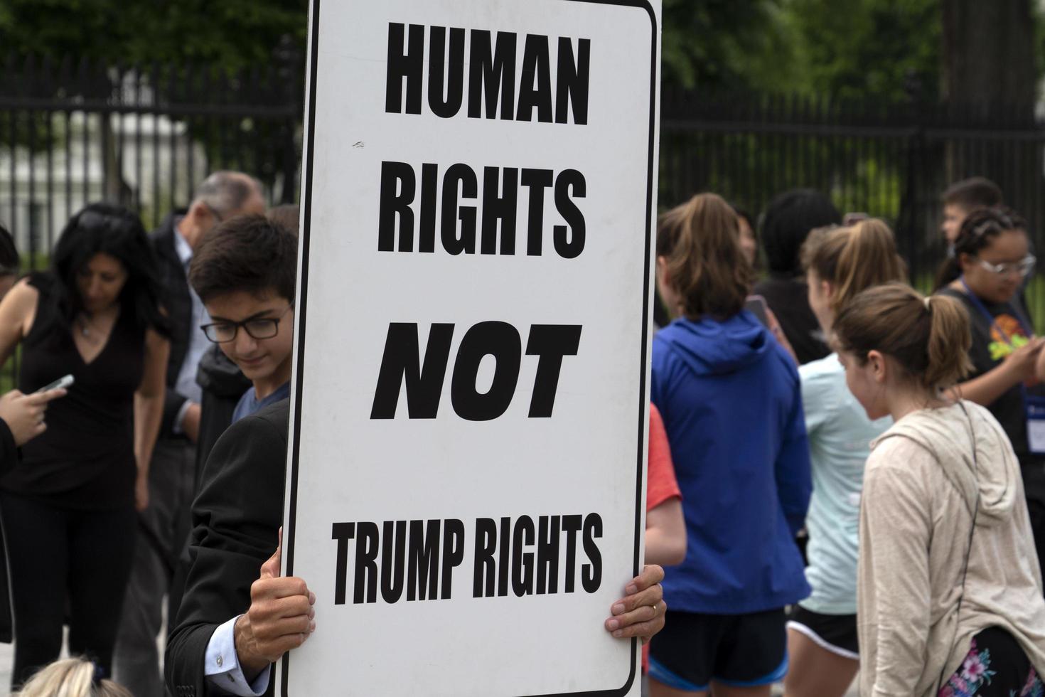 Washington dc, USA - april 26 2019 - demonstration mot trumf på vit hus foto