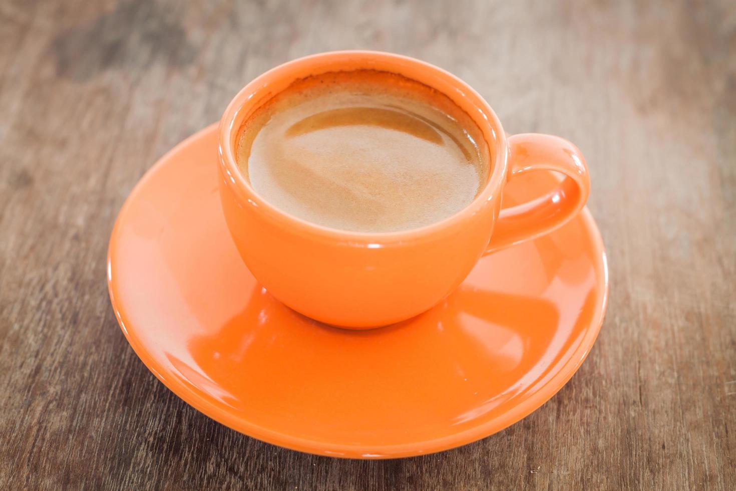 kaffe i en orange kopp foto