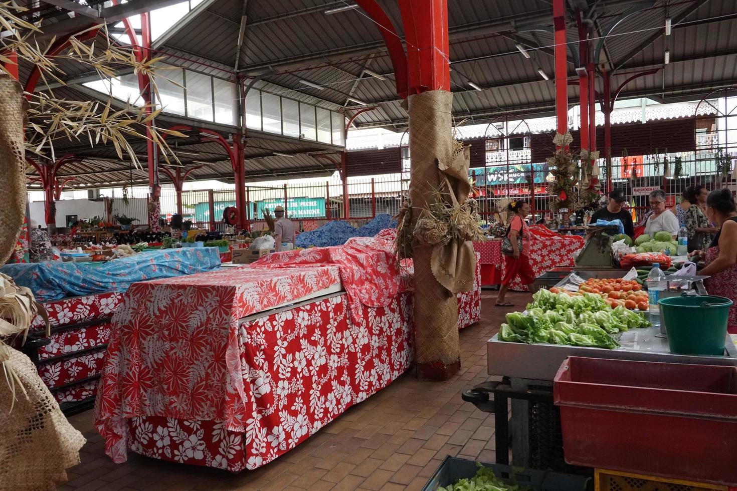 tahiti, franska polynesien - augusti 4 2018 - papetee traditionell marknadsföra foto