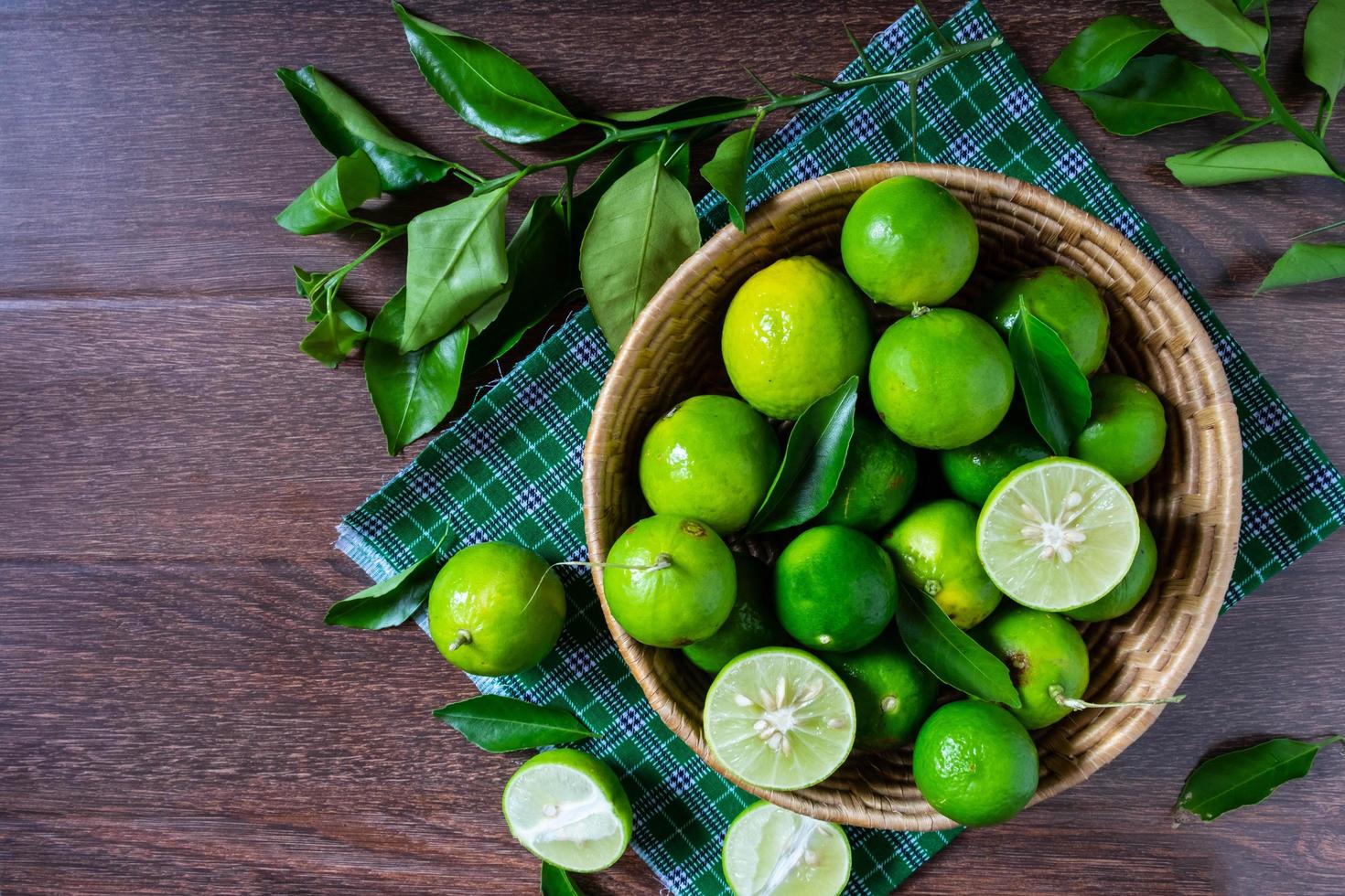 gröna limefrukter i en korg foto