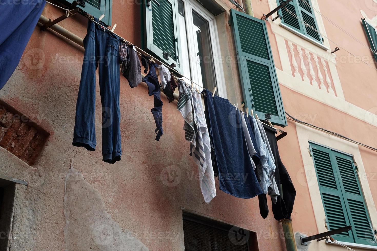 kläder hängande från italiensk hus i genua foto