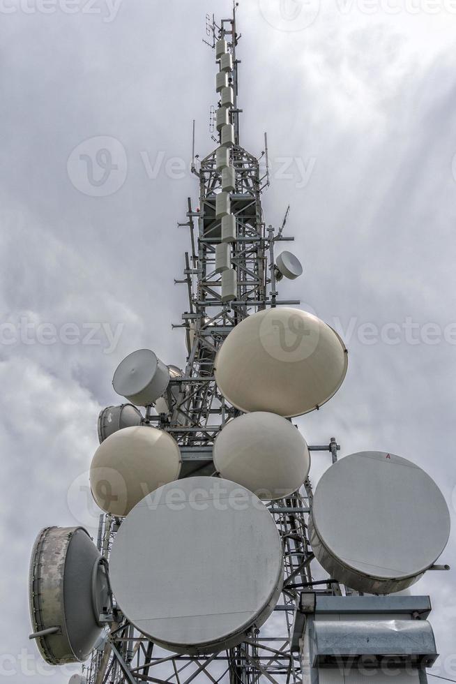 telekom cellulär kommunikation antenn torn på blå bakgrund foto