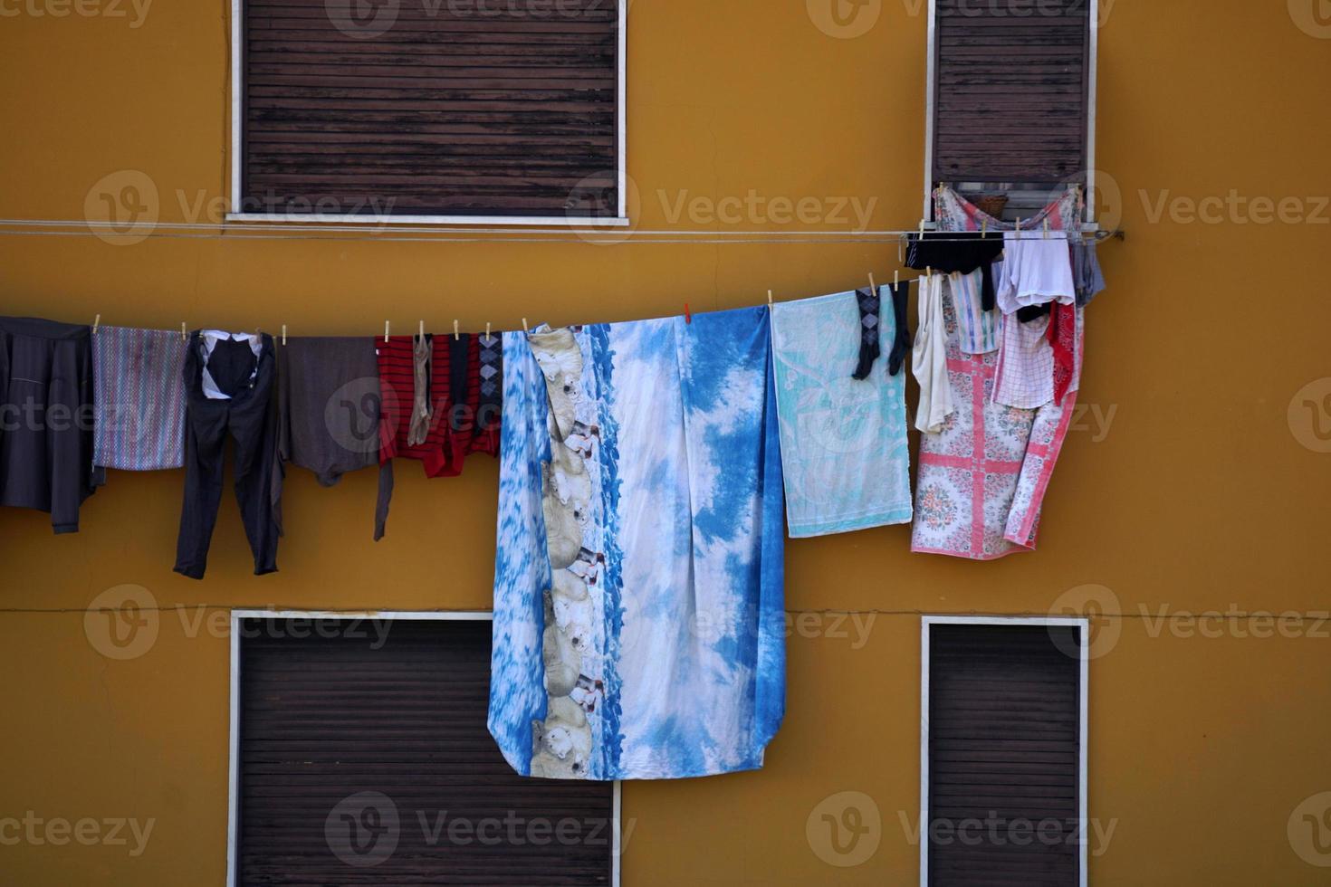 kläder hängande utanför hus torkning till de Sol foto