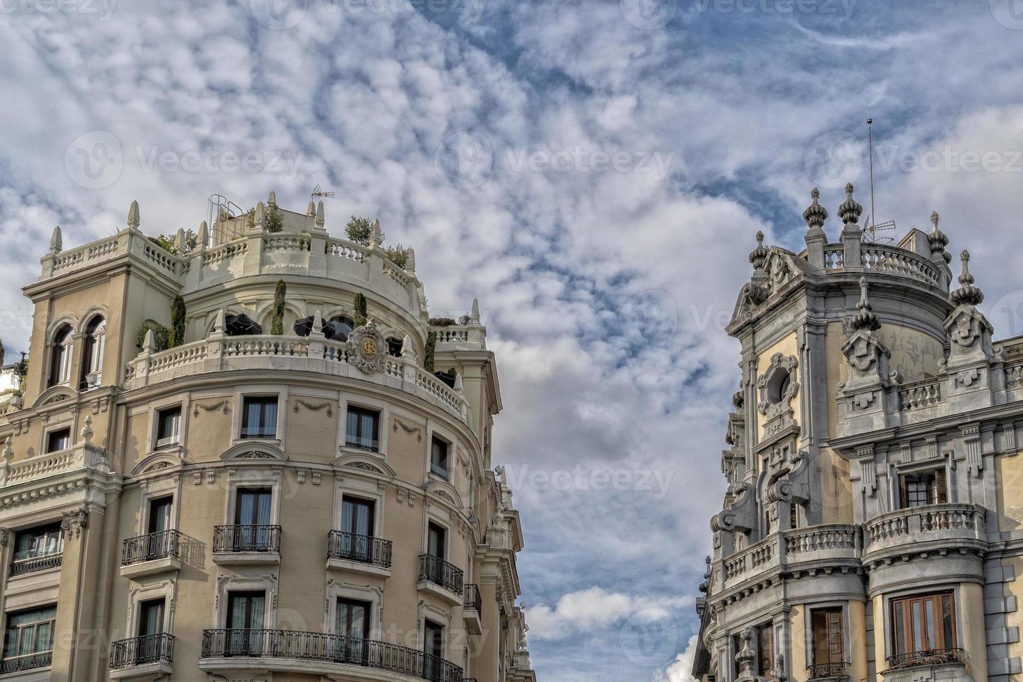 madrid Spanien buiding av känd gran via gata foto