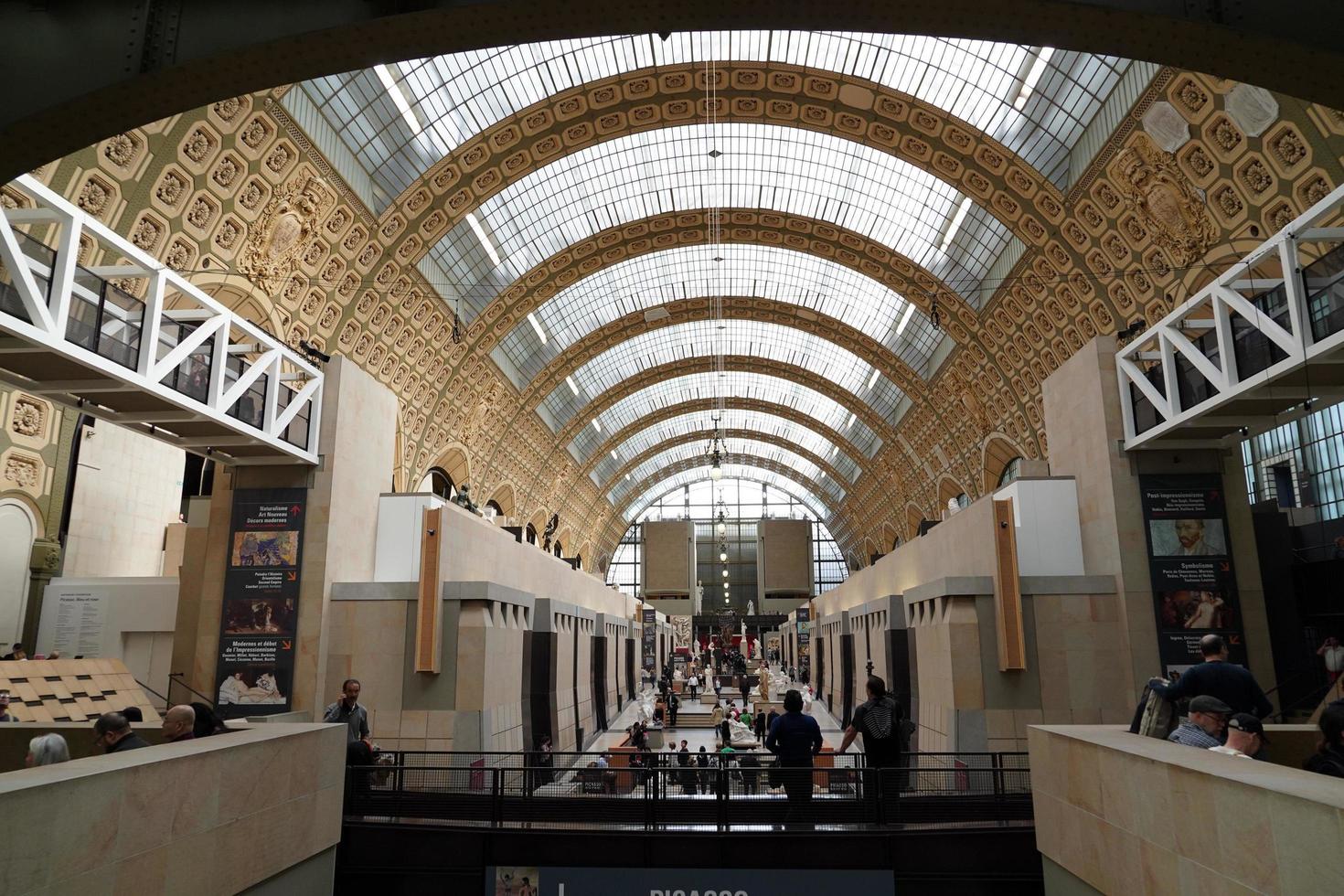 paris, Frankrike - oktober 5 2018 - orsäga museum full av besökare foto