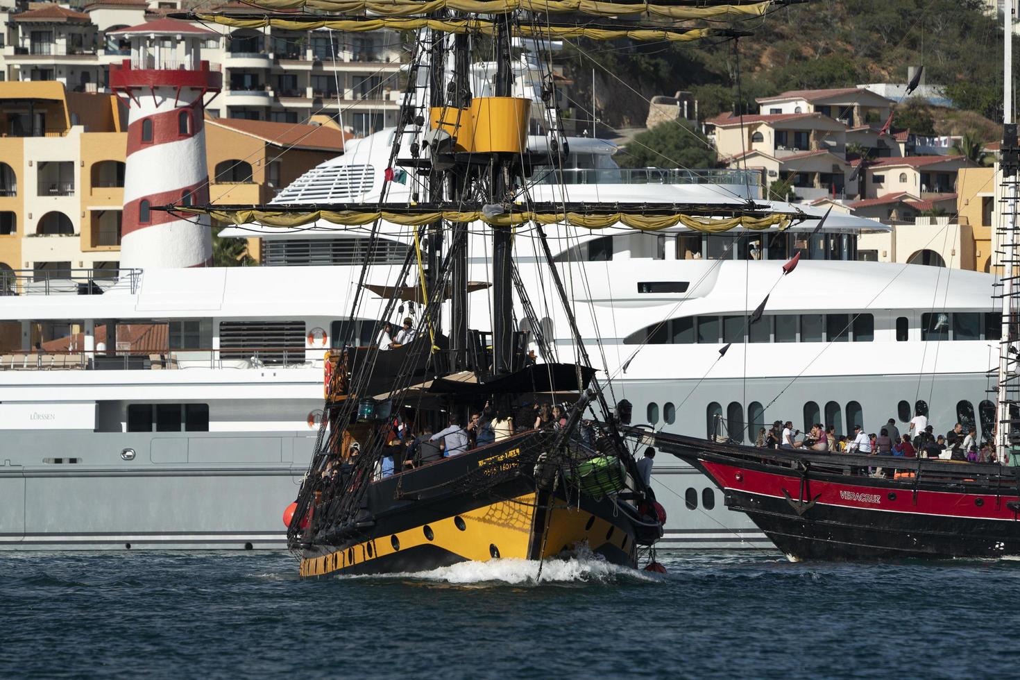 cabo san lucas, mexico - februari 1 2019 - turist i vatten aktiviteter foto