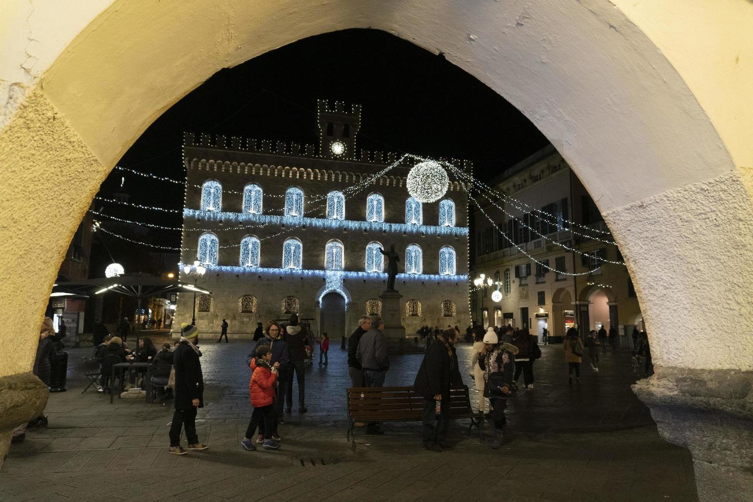 chiavari, Italien - december 23, 2018 - historisk medeltida stad är full av människor för jul foto