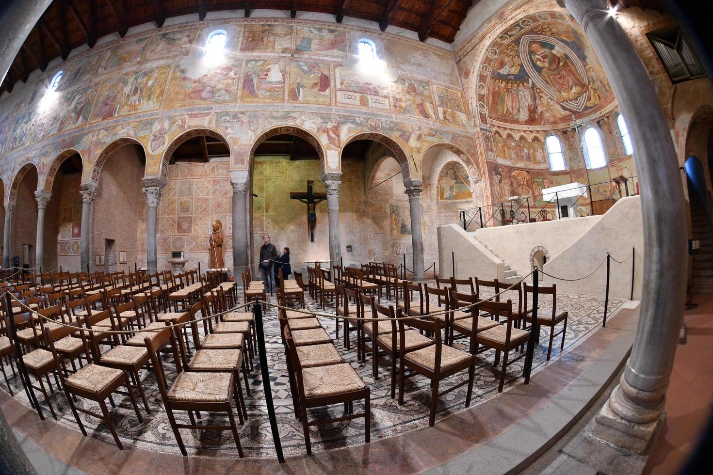 pomposa, Italien - oktober 9 2016 - pomposa kyrka kloster foto