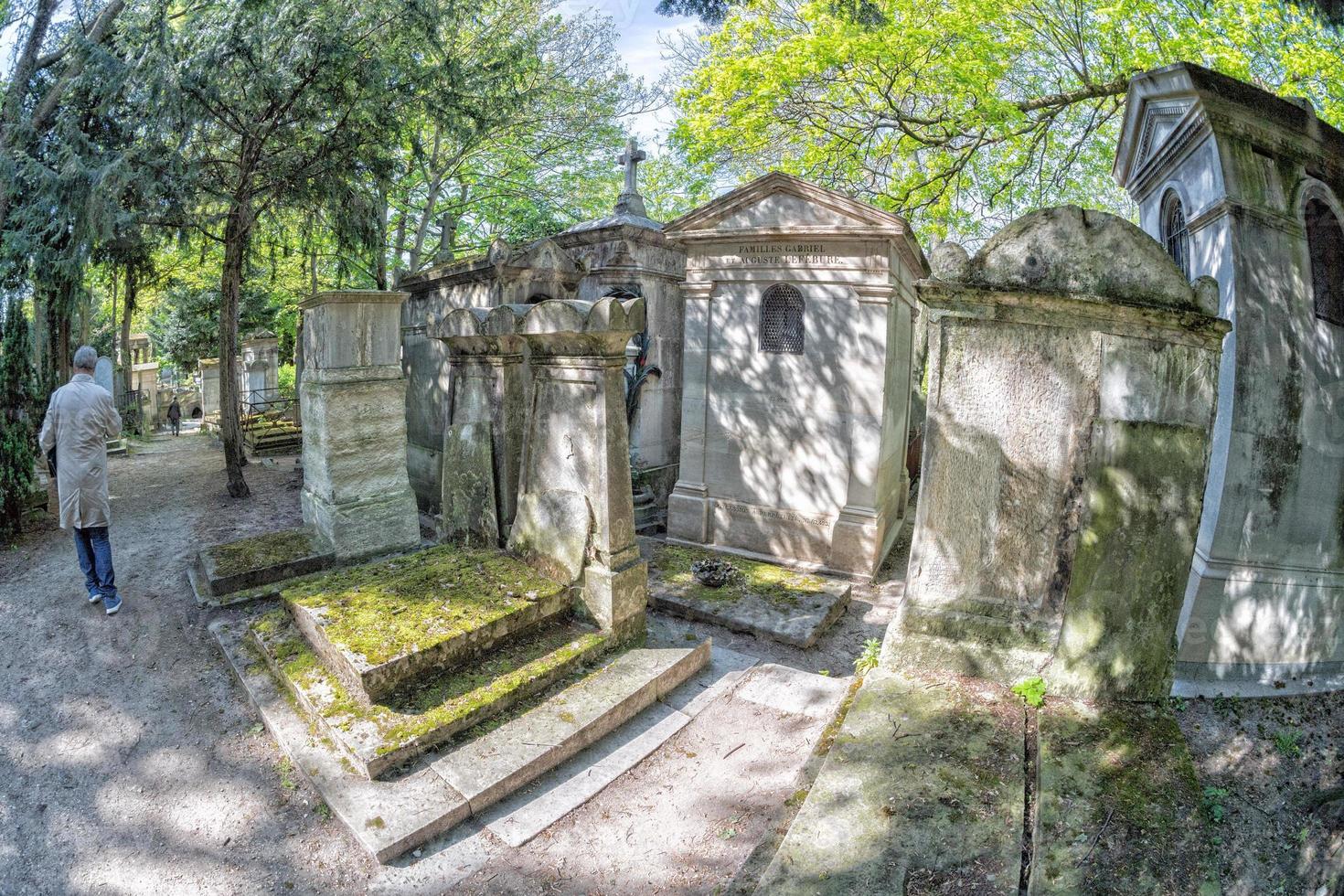 paris, Frankrike - Maj 2, 2016 gammal gravar i pere-lachaise kyrkogård foto