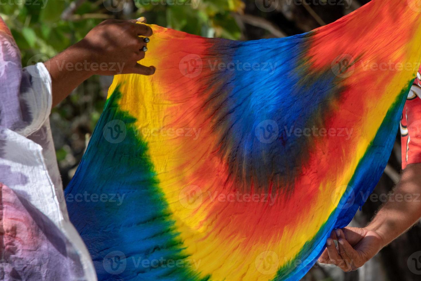 färgrik polynesisk sarong hand tillverkad foto
