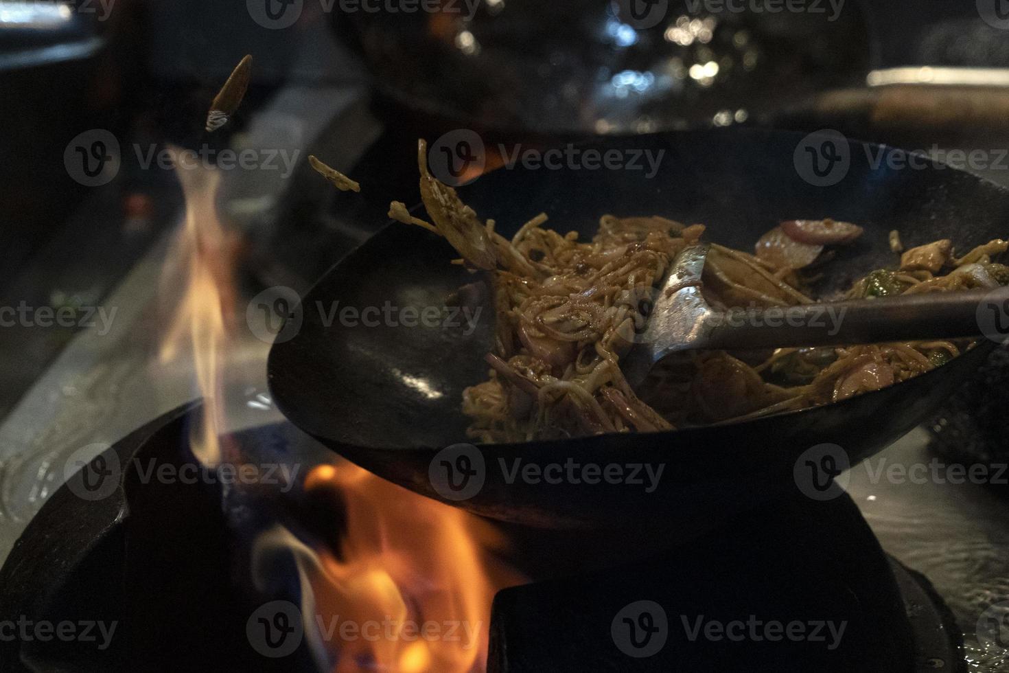 wok ris spaghetti matlagning foto