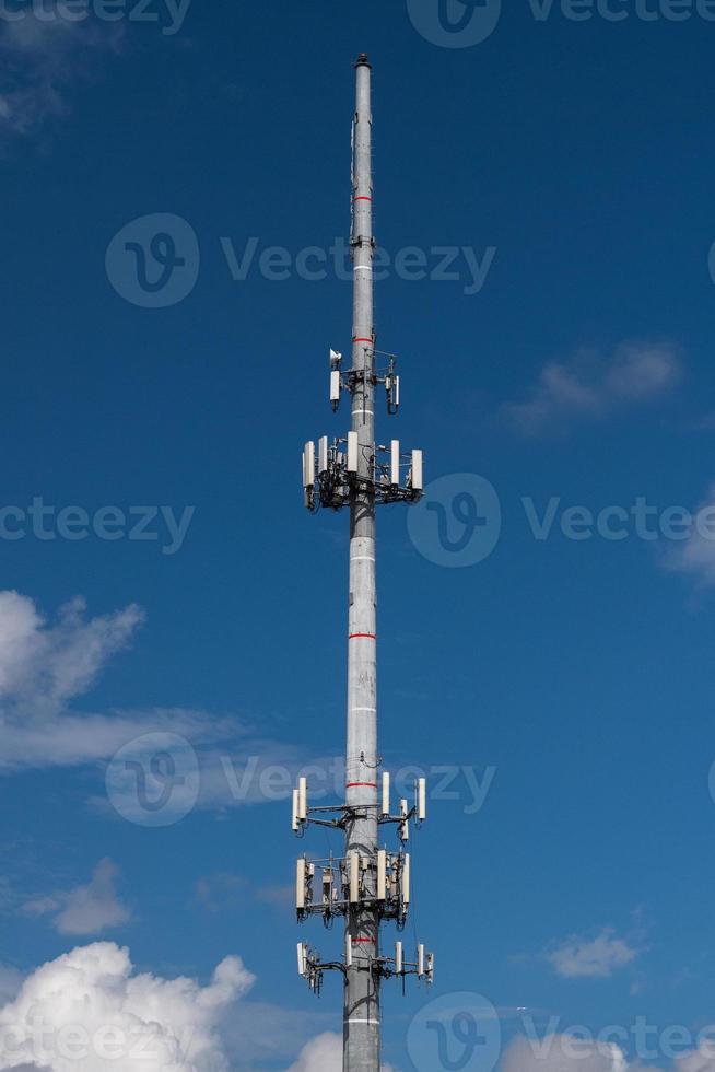 telekom cellulär kommunikation antenn torn på blå bakgrund foto