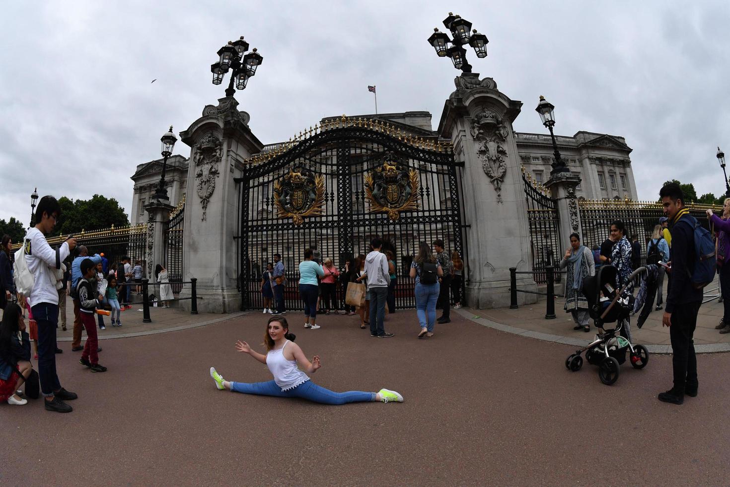 london, England - juli 15 2017 - turist tar bilder på buckingham palats foto