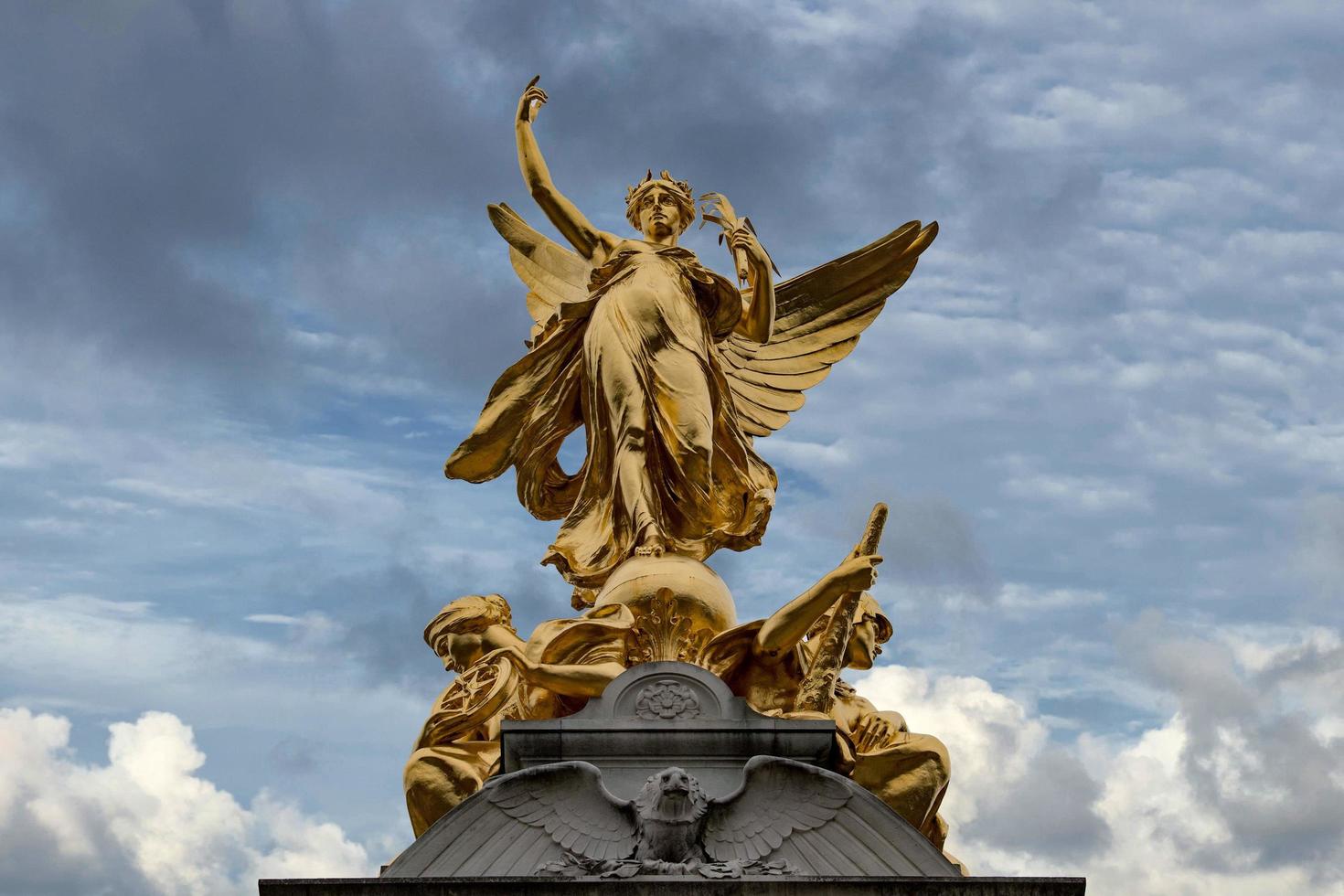 london, England - juli 15 2017 - drottning victoria monument London detalj foto