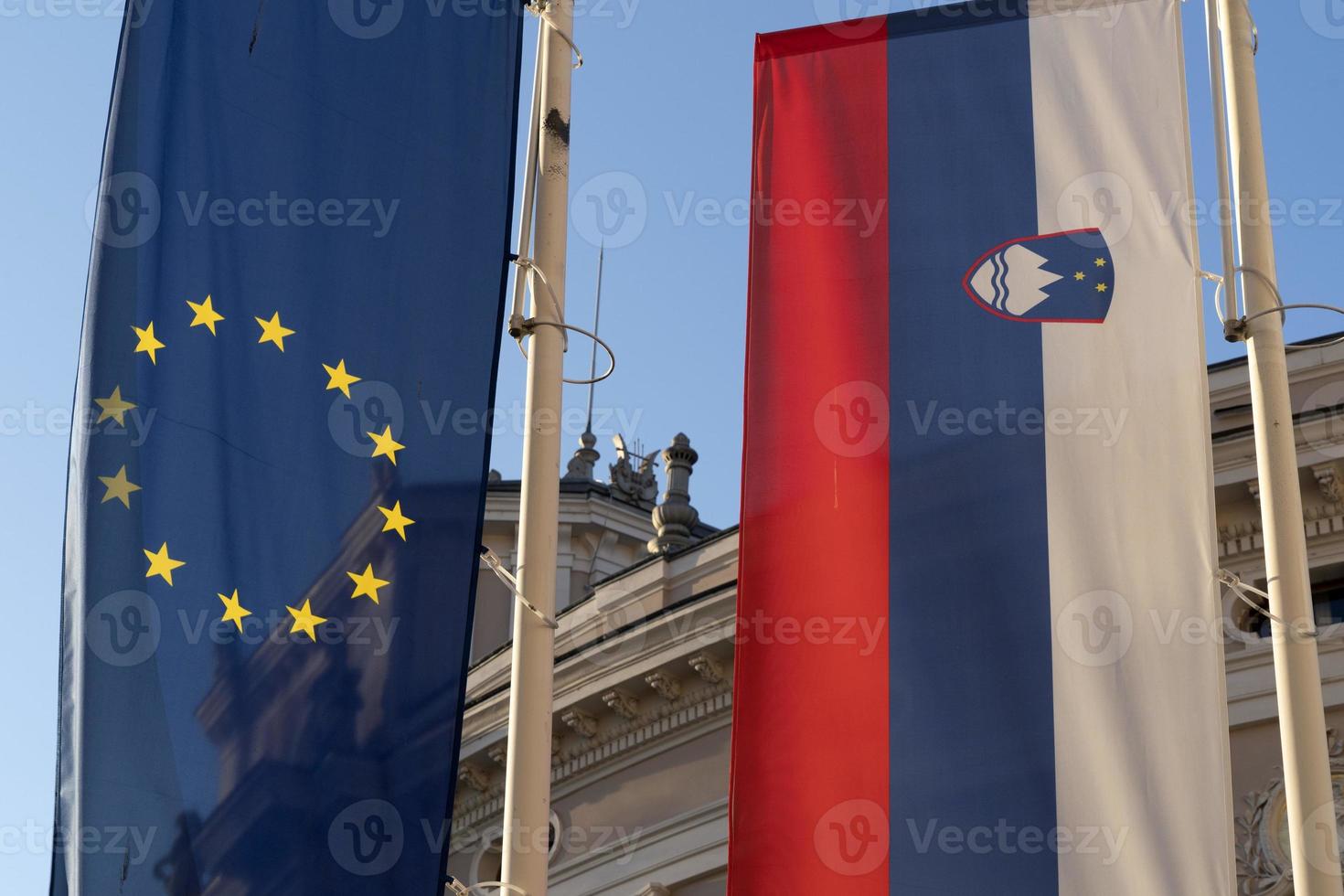 slovenien och europeisk union flaggor foto