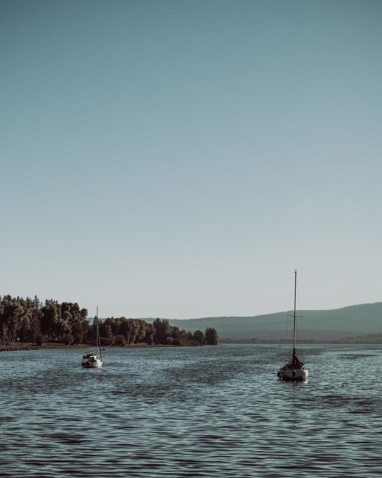 två båtar på havet under dagtid foto