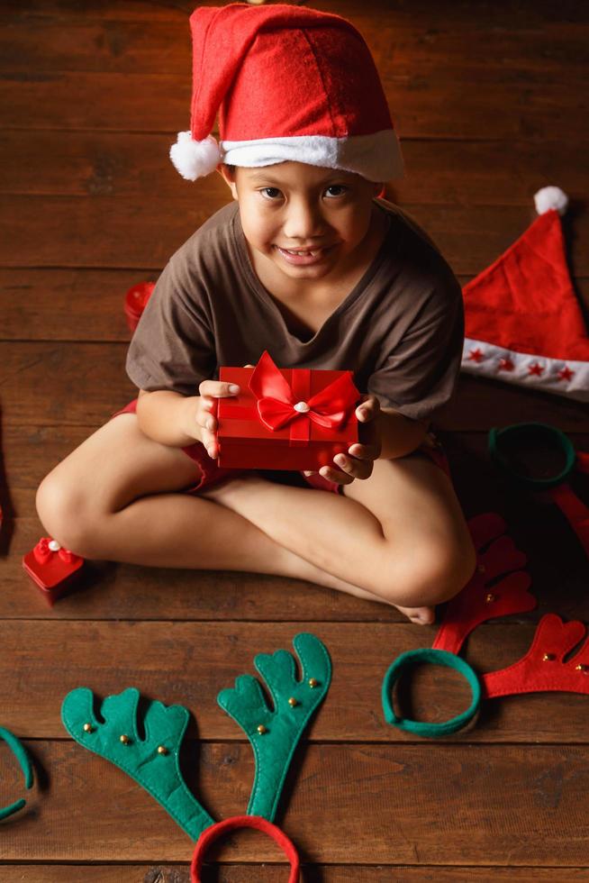 pojke med presentask på juldagen foto
