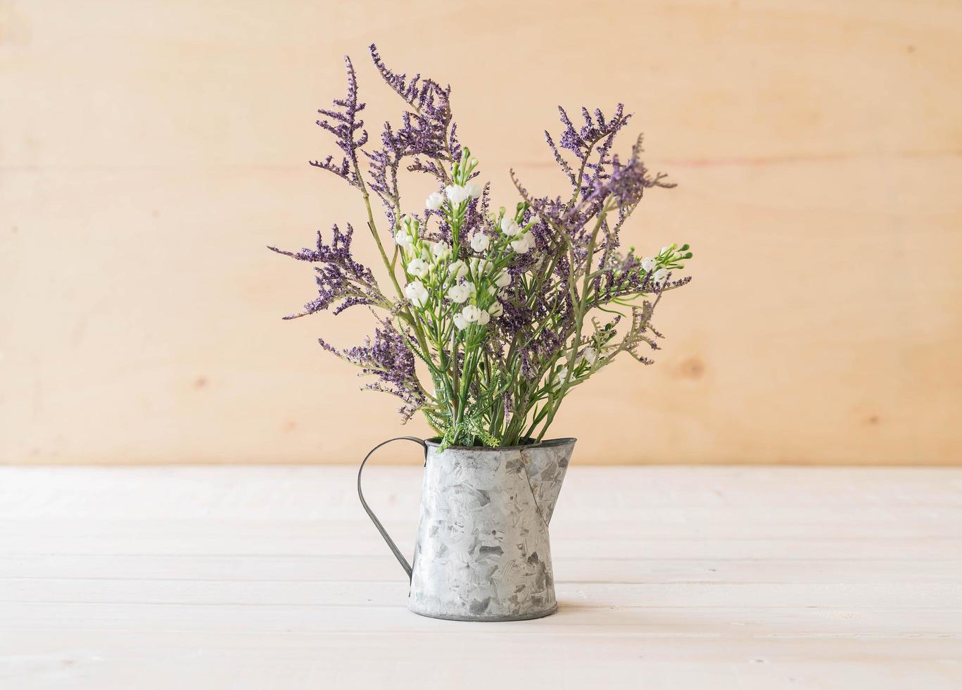 statice och caspia blommor på trä bakgrund foto