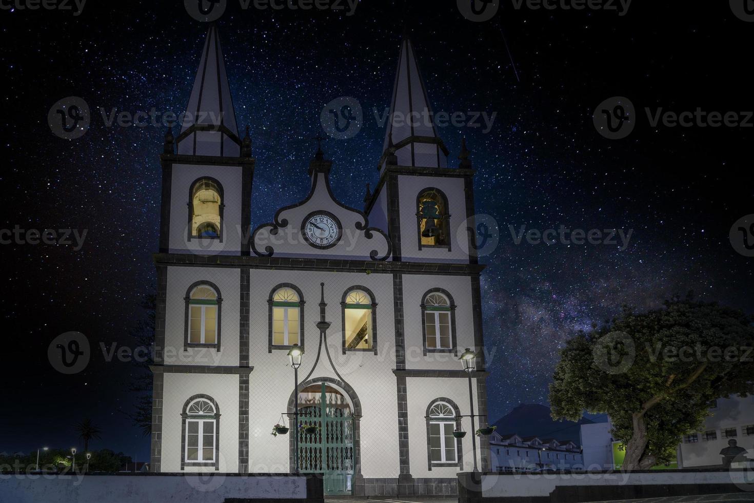 gammal kyrka av madalena by pico ö azorerna på natt foto