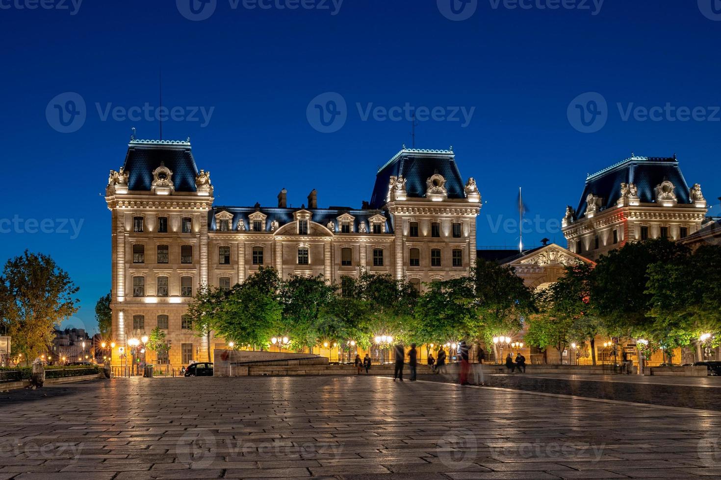 paris rättvisa palats conciergeri på natt foto