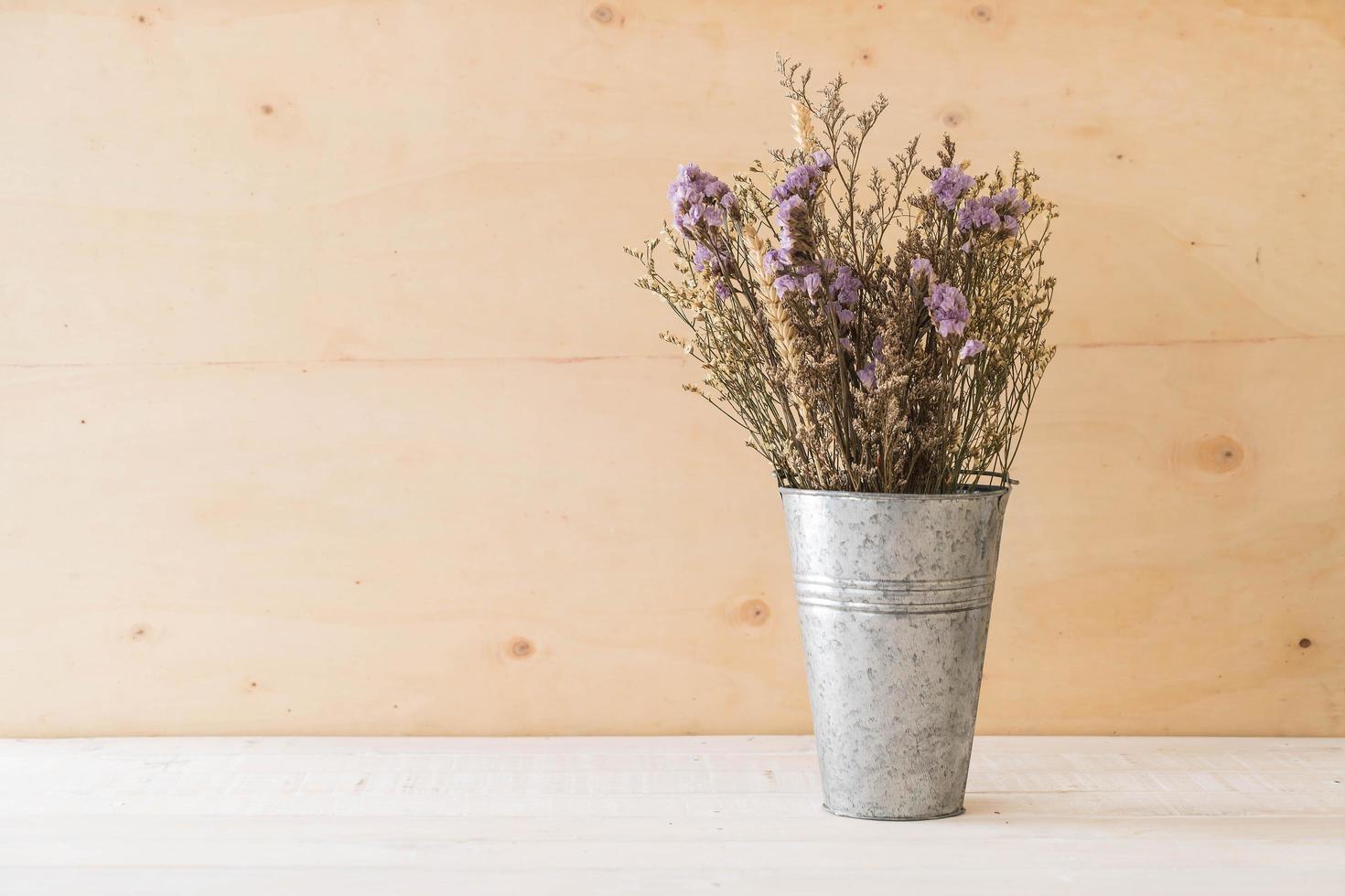 statice och caspia blommor på trä bakgrund foto