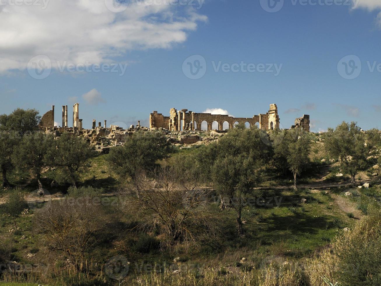 volubilis roman ruiner i marocko- bäst bevarade roman ruiner belägen mellan de kejserlig städer av fez och meknes foto