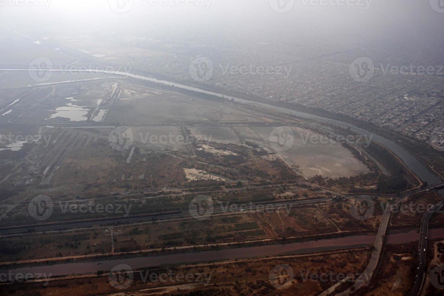 paris, Frankrike - Mars 6 2018 - paris flygplats landning och läser in frakt och passagerare foto