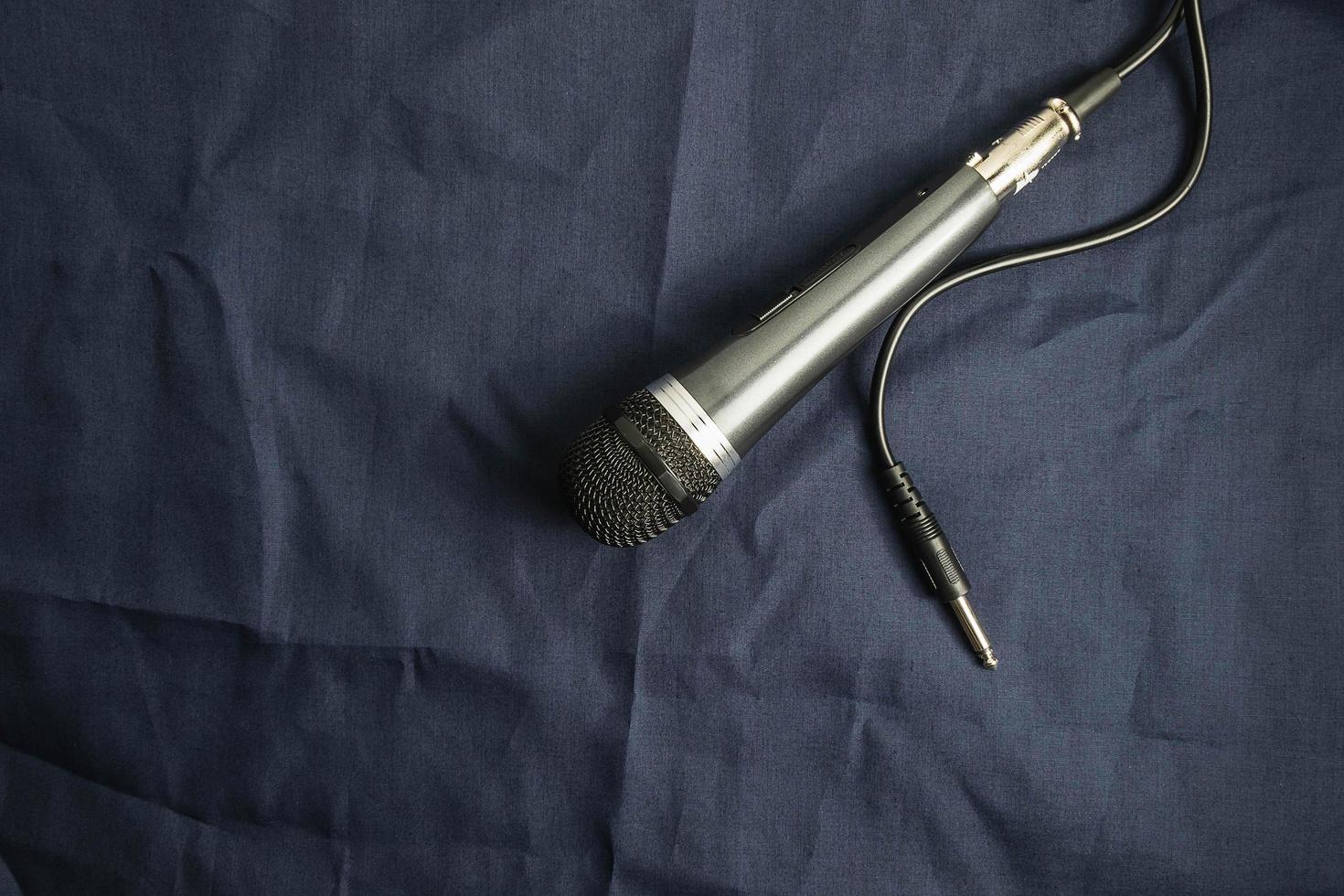 mikrofon på en svart bakgrund foto