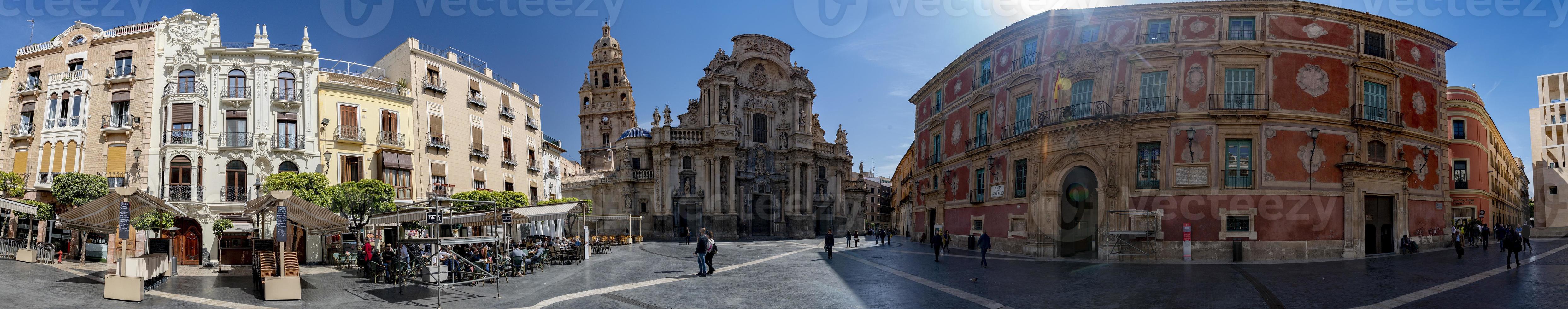 Murcia, Spanien - Mars 28 2019 - towm huvud plats med katedral och palats foto