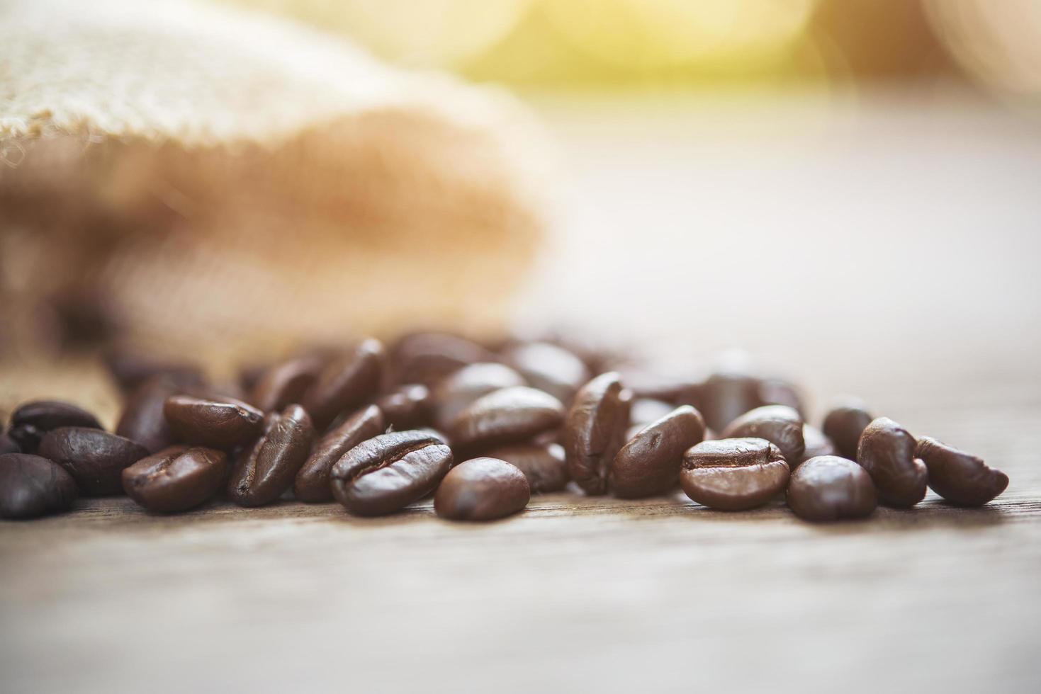 kaffebönor i en påse foto