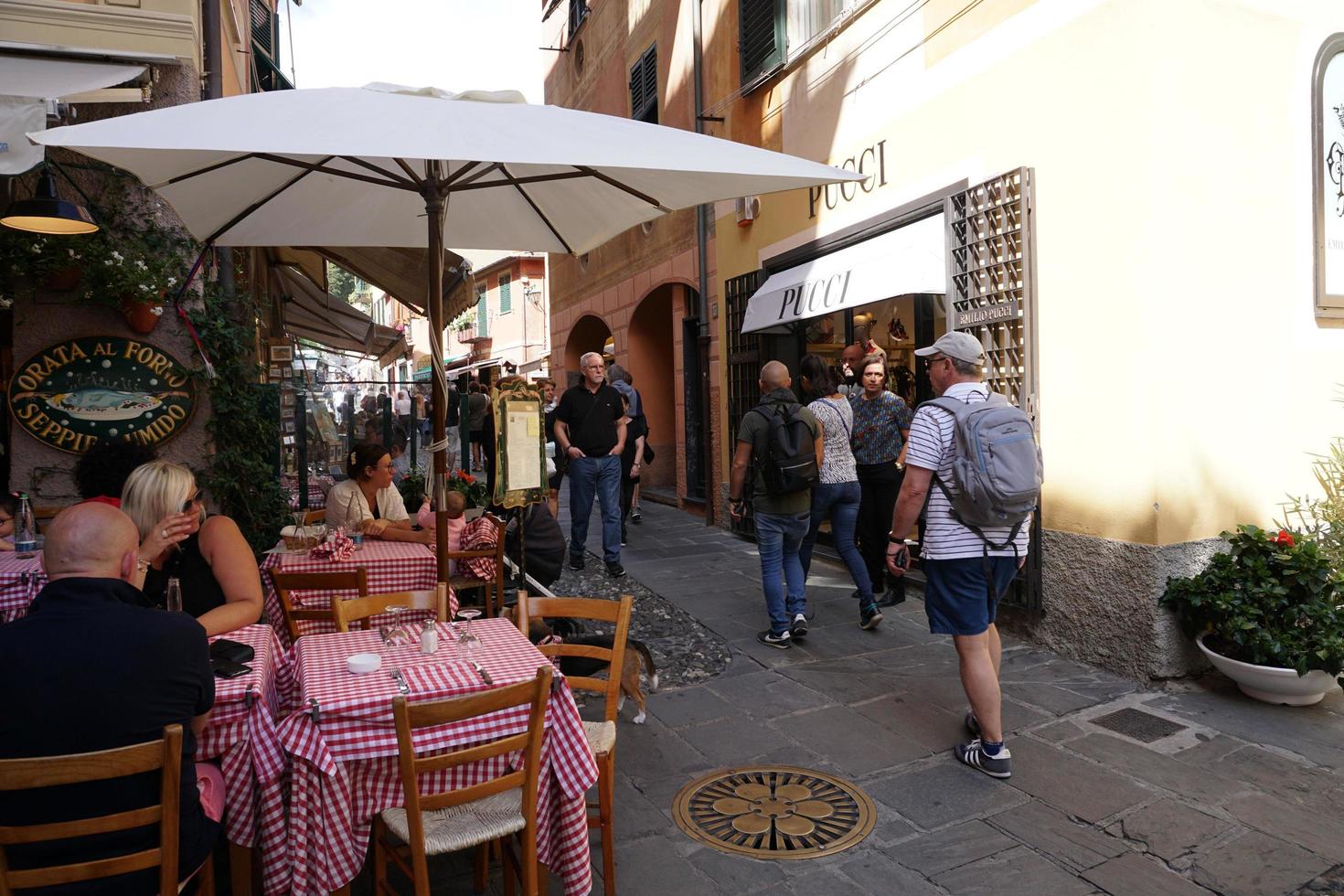 Portofino, Italien - september 19 2017 - vip och turist i piktorisk by foto