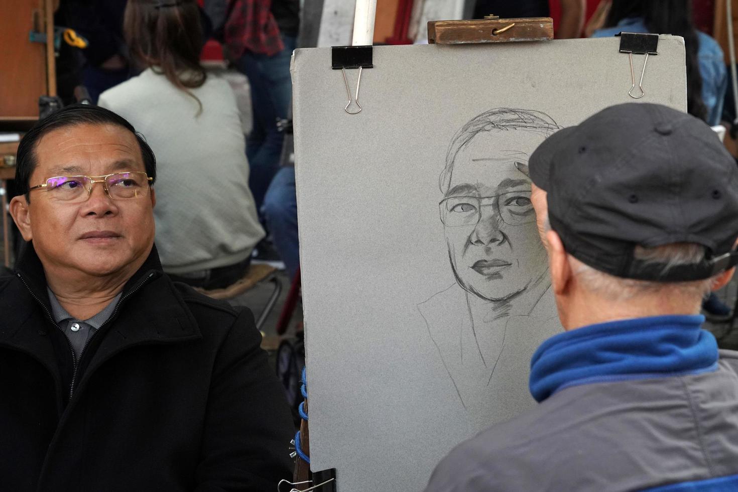 paris, Frankrike - oktober 6 2018 - konstnär och turist i montmartre foto