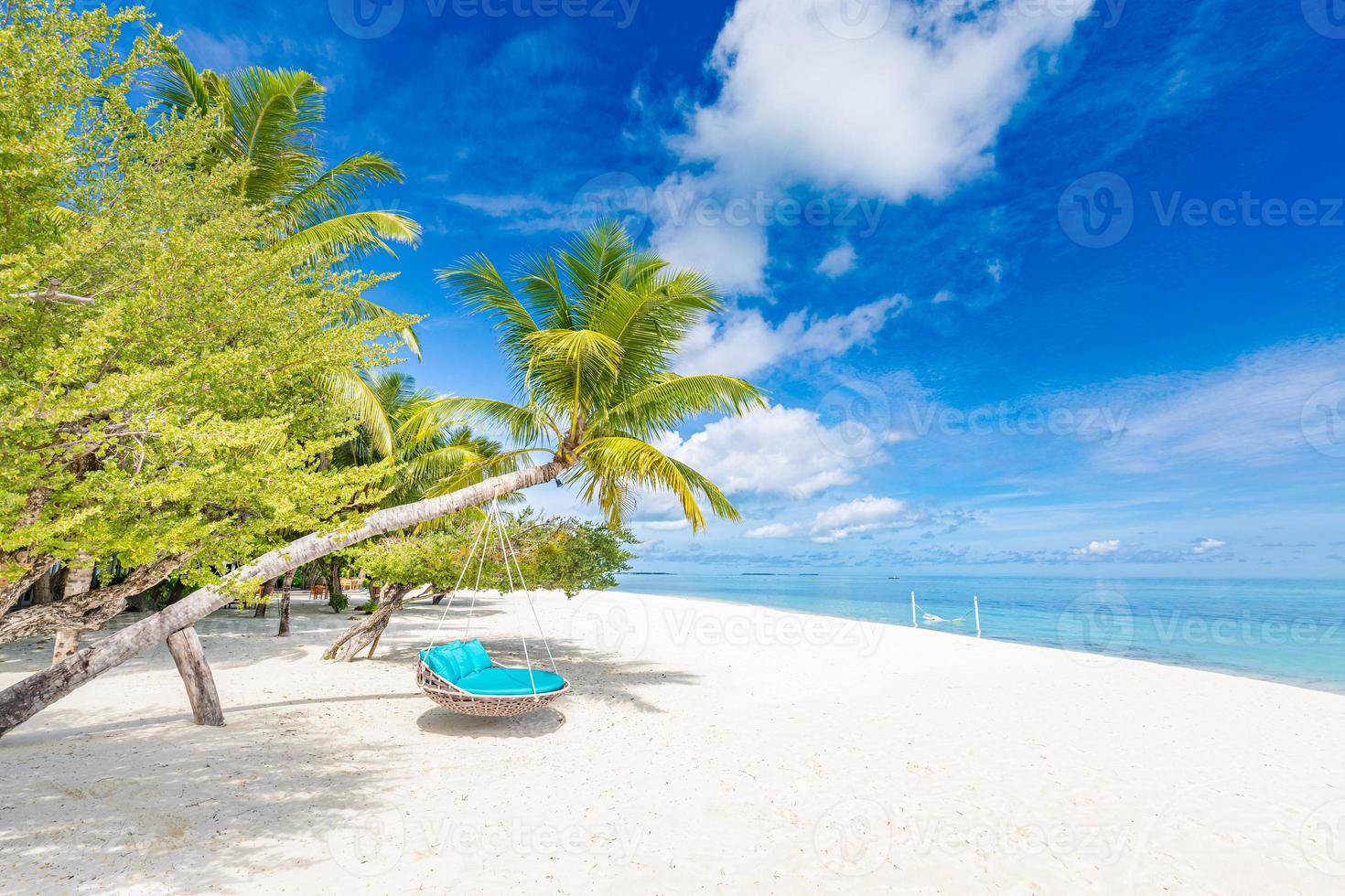 tropisk strand panorama som sommar landskap med strand gunga eller hängmatta och vit sand och lugna hav för strand baner. perfekt strand scen semester och sommar Semester begrepp. lyft upp Färg bearbeta foto