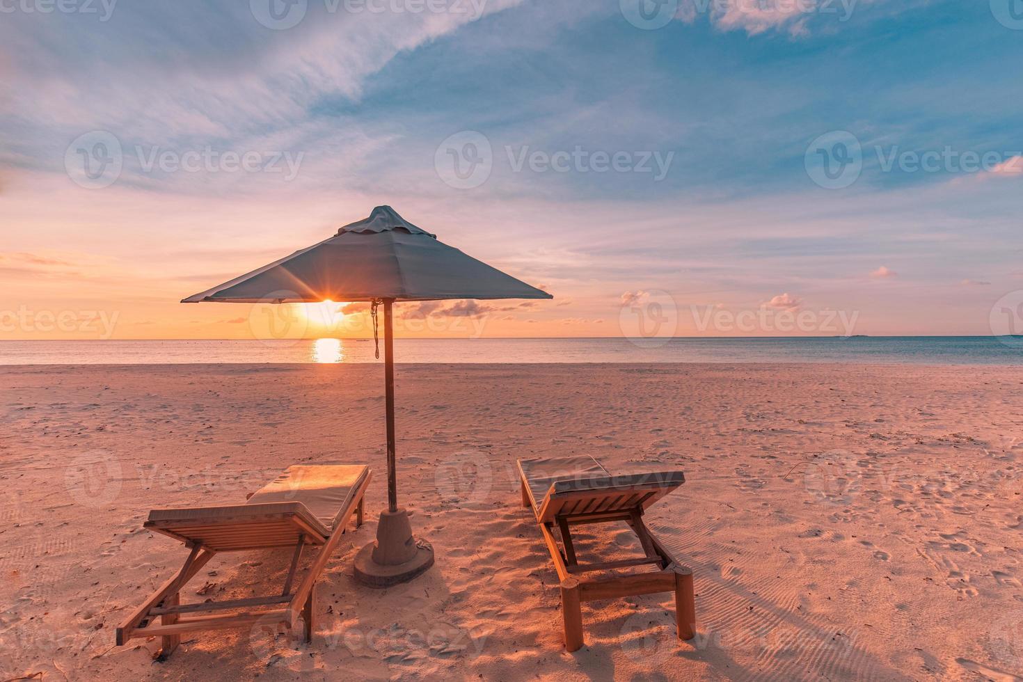 perfekt strand solnedgång, tropisk solnedgång med två stolar romantisk se med handflatan löv. skön strand natur. lyx tillflykt eller hotell bakgrund. solnedgång se, Sol strålar och avkopplande vibrafon, semester humör foto