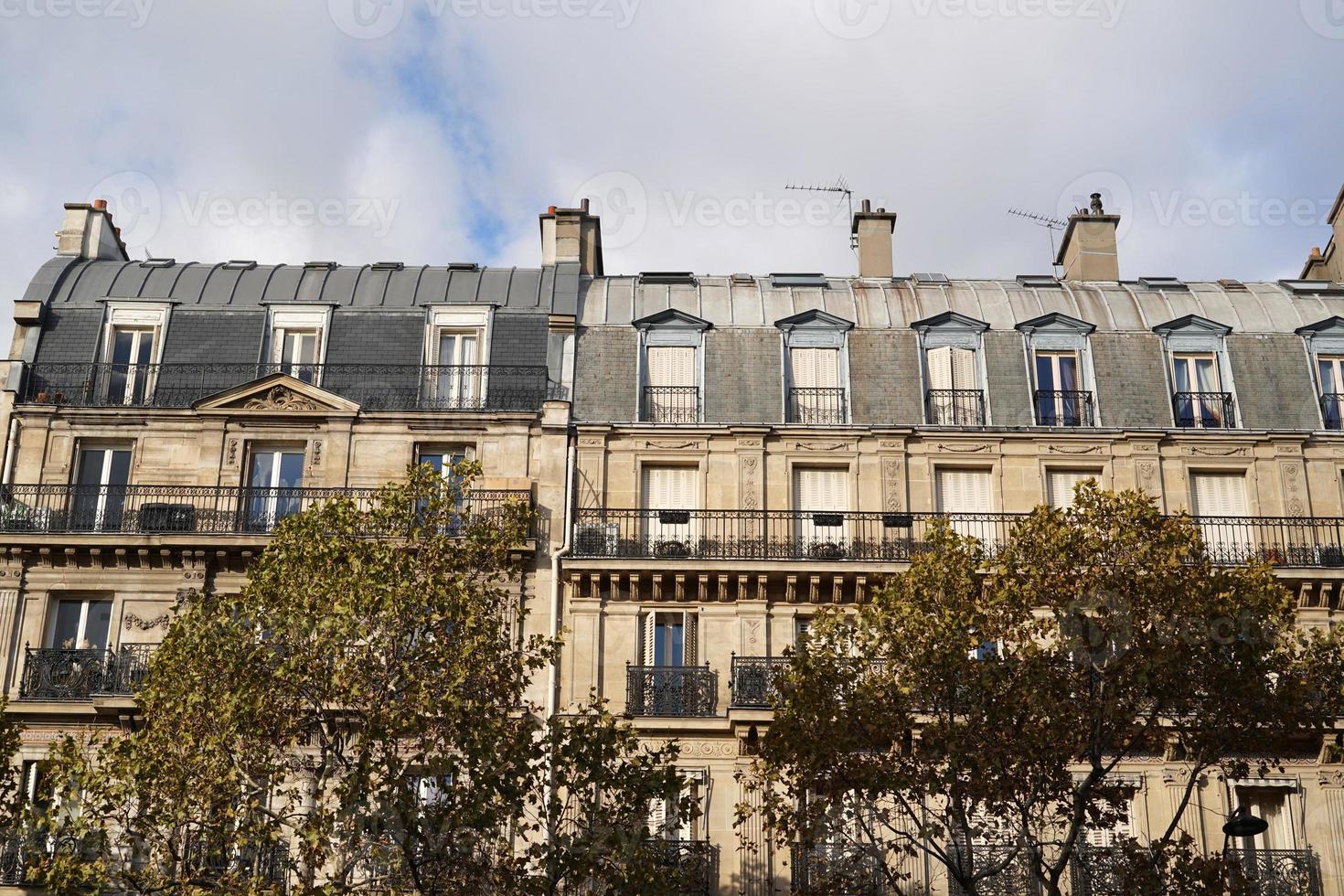 paris tak skorsten och byggnad Stadsutsikt foto