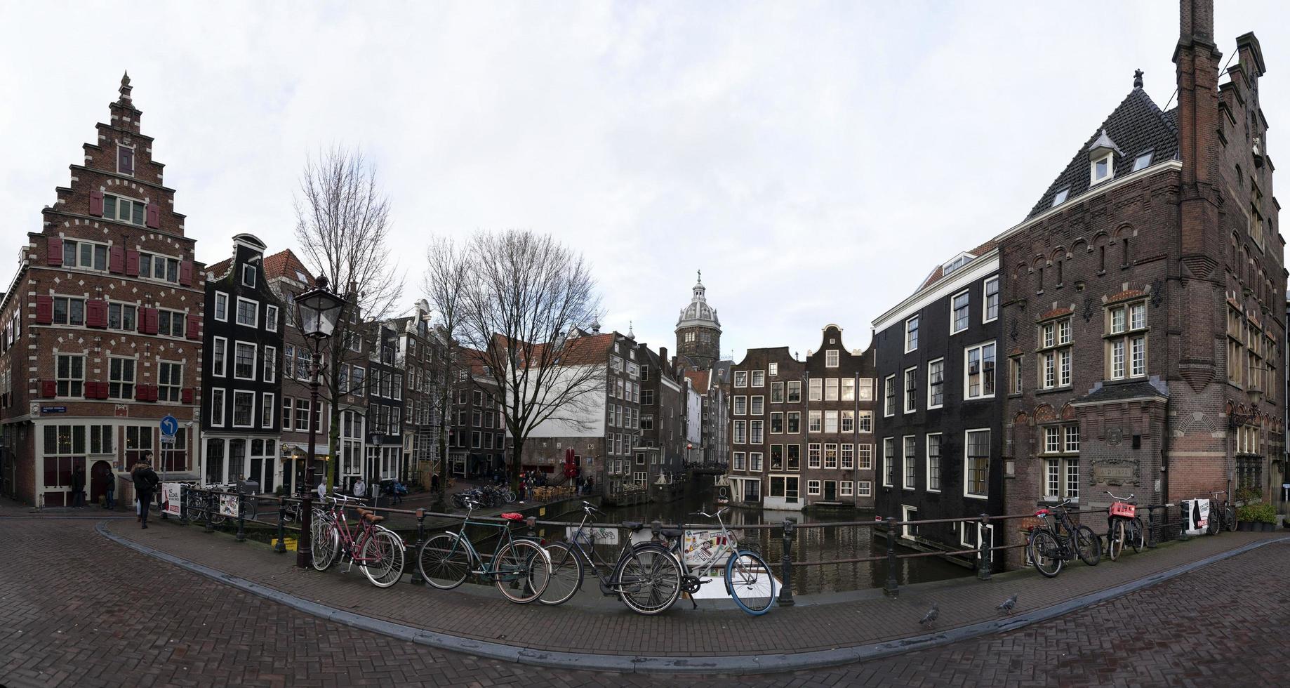 amsterdam, Nederländerna - februari 25 2020 - gammal stad kanaler foto