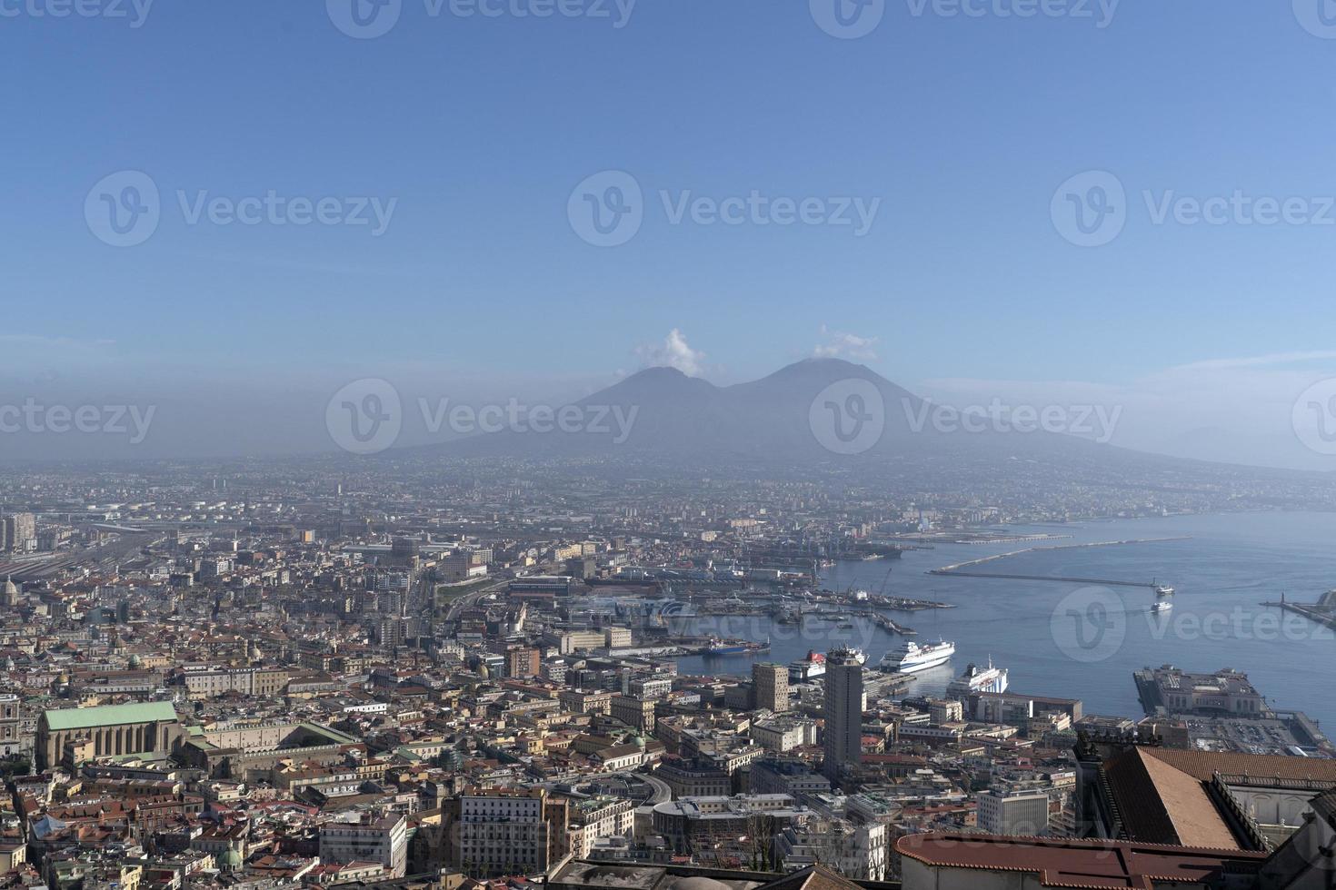 Neapel, Italien - januari 30 2020 - stad och hamn och vulkan castel helgon elmo se foto