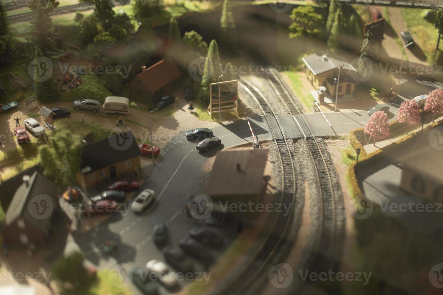 leksak stad. modell av by i berg. terräng modell. miljö för järnväg. foto