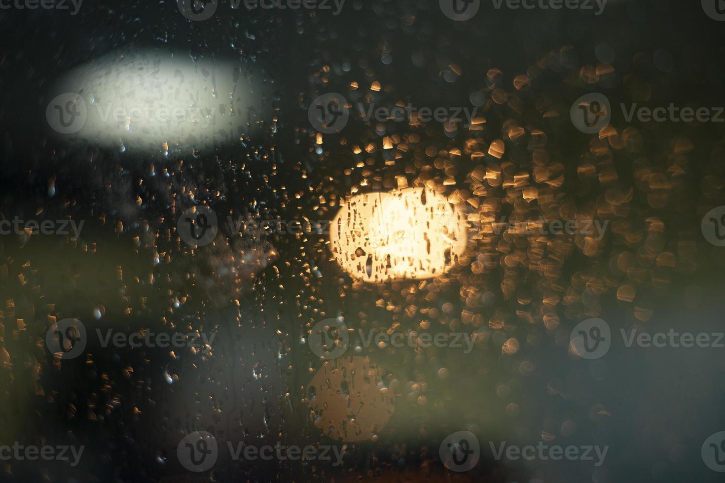 droppar på glas. våt glas. regnig väder utanför fönster. foto